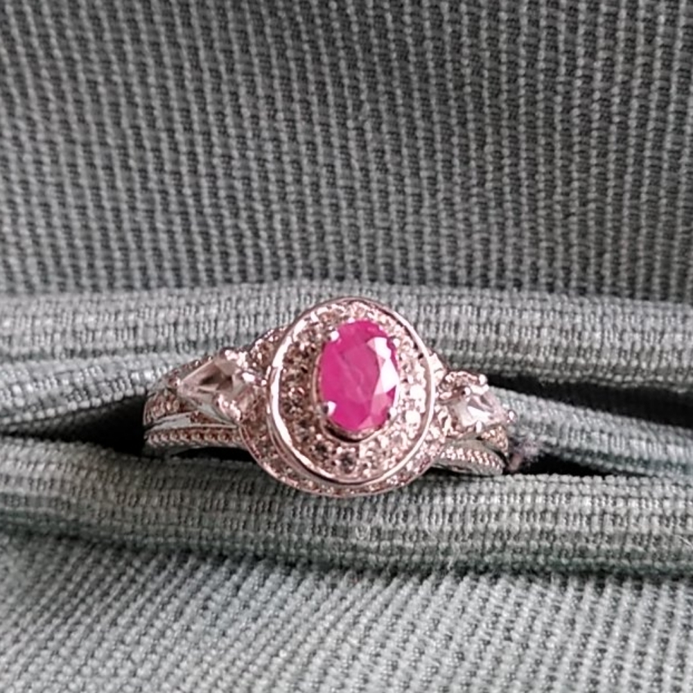 ♥️♥️BURMESE RUBY, WHITE TOPAZ RING♥️♥️